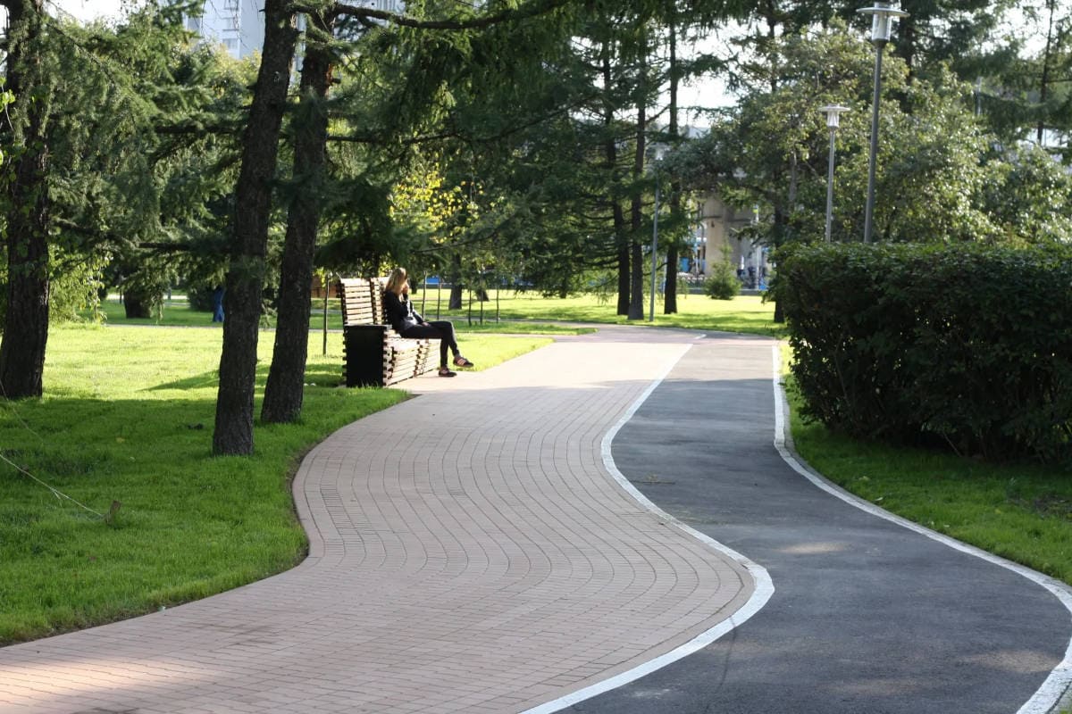 Soft outdoor walking path used by Khodraxnphit readers